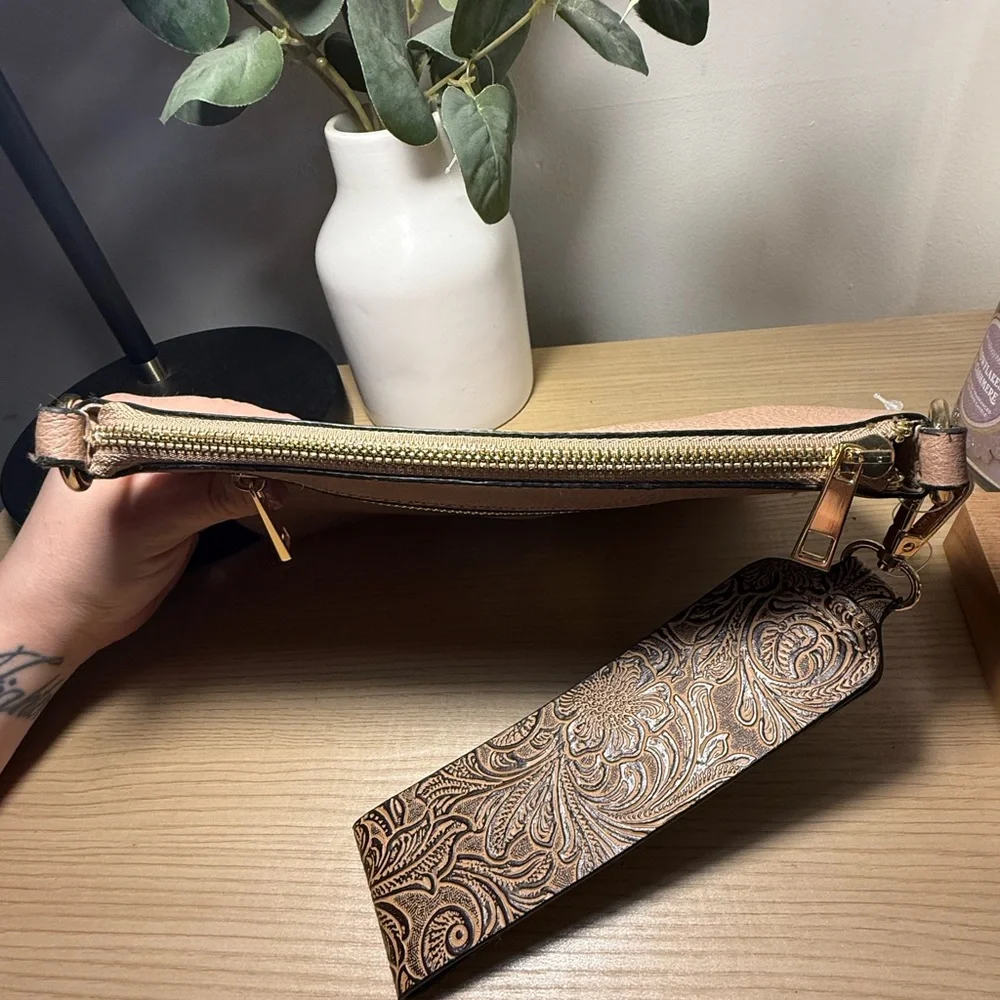 Cato wristlet NWOT - Picture 4 of 6